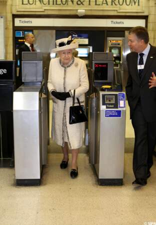 Elizabeth II composte son billet