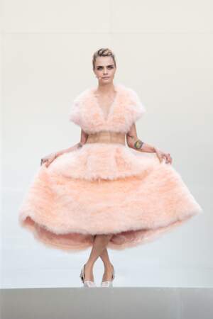Cara Delevingne sublime dans une robe sublime Fendi pour rendre hommage à Karl Lagerfeld