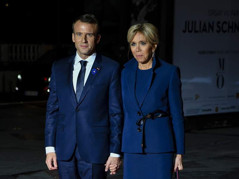 Brigitte et Emmanuel Macron, toujours aussi amoureux, arrivent main dans la main au musée d'Orsay. 