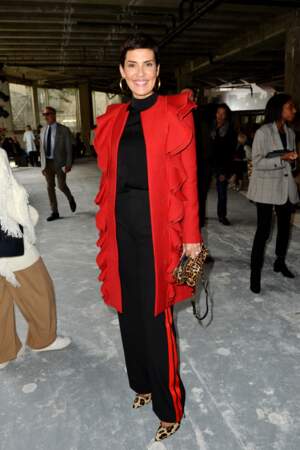 En rouge et noir, Cristina Cordula fait sensation pour Giambattista Valli en 2017.