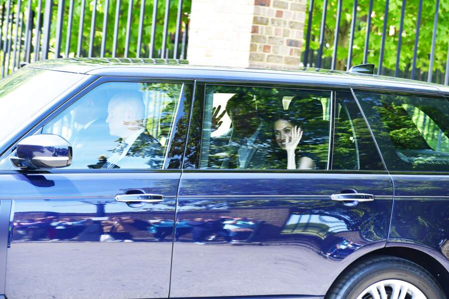 Le prince Harry et sa future épouse, tout sourires, quittent le palais de Kensington, à Londres, le 18 mai 2018