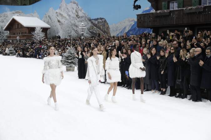 Pour ce défilé hommage à Karl Lagerfeld, Chanel a fait appel à Penelope Cruz pour lui dire un dernier "au revoir".