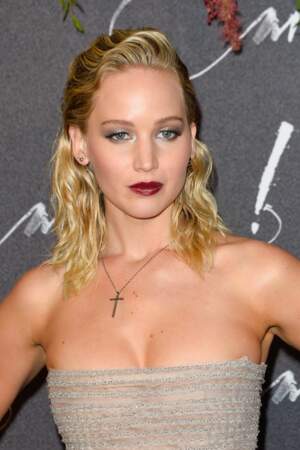 L'effet mouillé ondulé de Jennifer Lawrence
