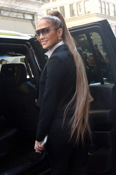 Jennifer Lopez incroyable avec une queue de cheval xxl à la sortie du studio Sirius à New York, le 3 avril 2019