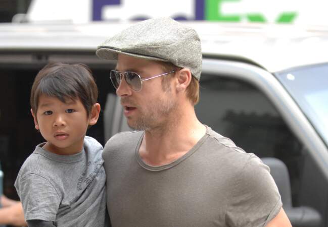 Le petit Pax dans les bras de son père Brad Pitt