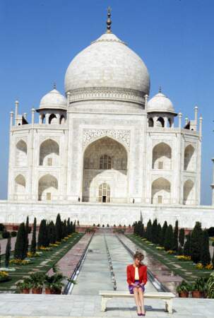 Photo mythique que celle de Lady Di, seule devant le Taj Mahal en 1992