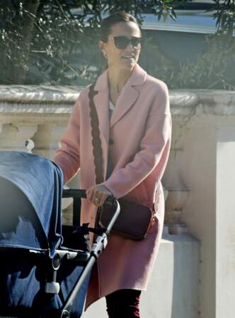 Pippa Middleton, dans un long manteau rose, à Londres ce 27 février