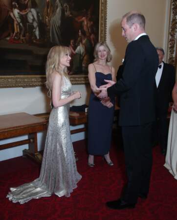 Le prince William, pas indifférent au décolleté de Kylie Minogue, à Londres ce 14 juin