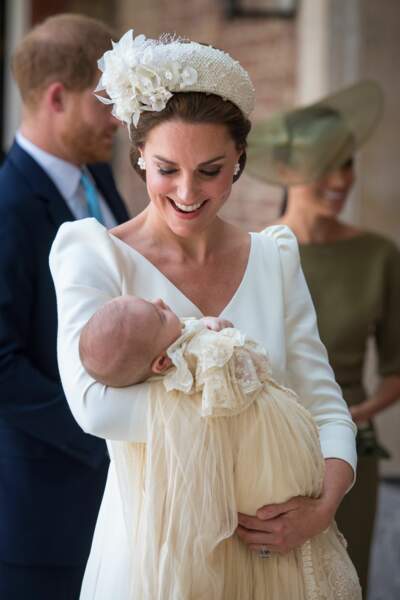 Kate Middleton pose un regard attendri sur son dernier-né, le prince Louis