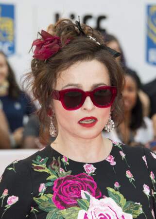 Helena Bonham Carter joue les fleurs sur sa robe et ses cheveux