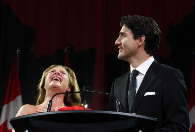 Justin Trudeau rit sur l'estrade