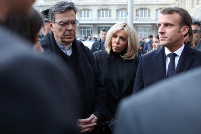 Brigitte Macron très attentive face à l'archevêque de Paris Michel Aupetit ce lundi 15 avril