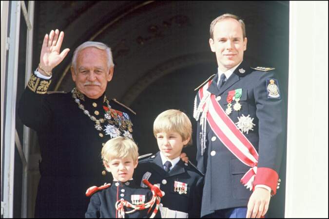 Rainier III, le prince héritier Albert et ses deux neveux, Andrea et Pierre, lors de la fête nationale en 1992