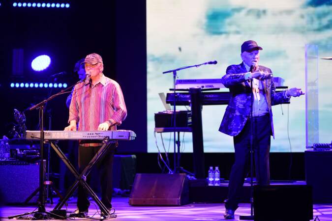 Brian Wilson, au clavier, et Mike Love, au chant, à la soirée Fight Aids à Monaco, le 13 juillet 2019.