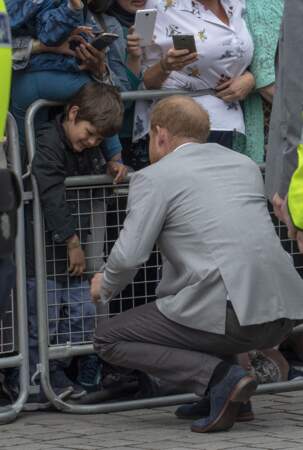 Le prince Harry a genou devant un petit garçon lors de son voyage officiel à Dublin avec Meghan Markle
