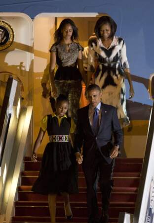 En 2013, le couple Obama et leurs filles Sasha et Malia arrivent au Sénégal pour une tournée en Afrique