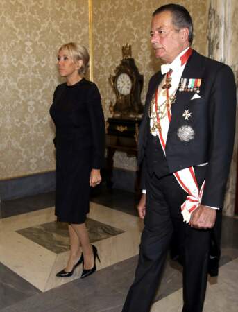 Brigitte Macron ultra sobre en robe noire sous le genou pour rencontrer le pape