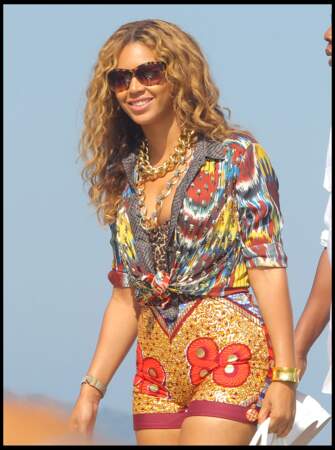 Beyoncé en tenue estivale ne laisse apparaitre qu'un peu de son maillot léopard