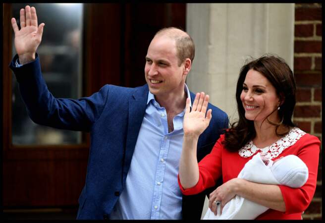 Kate et William posent devant la clinique avec leur troisième enfant, le prince Louis