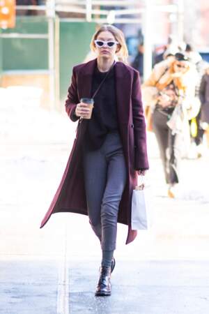 Gigi Hadid en long manteau prune, le 6 janvier 2018 à New York