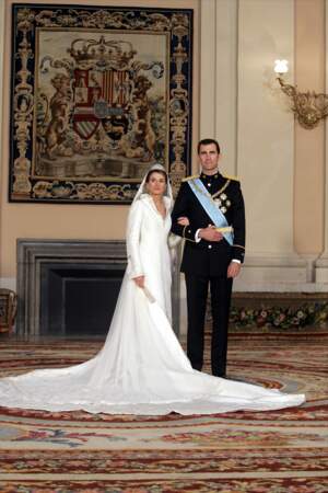 Letizia Ortiz (dans une robe dessinée par Manuel Pertegaz) épouse Felipe d'Espagne à Madrid le 22 mai 2004