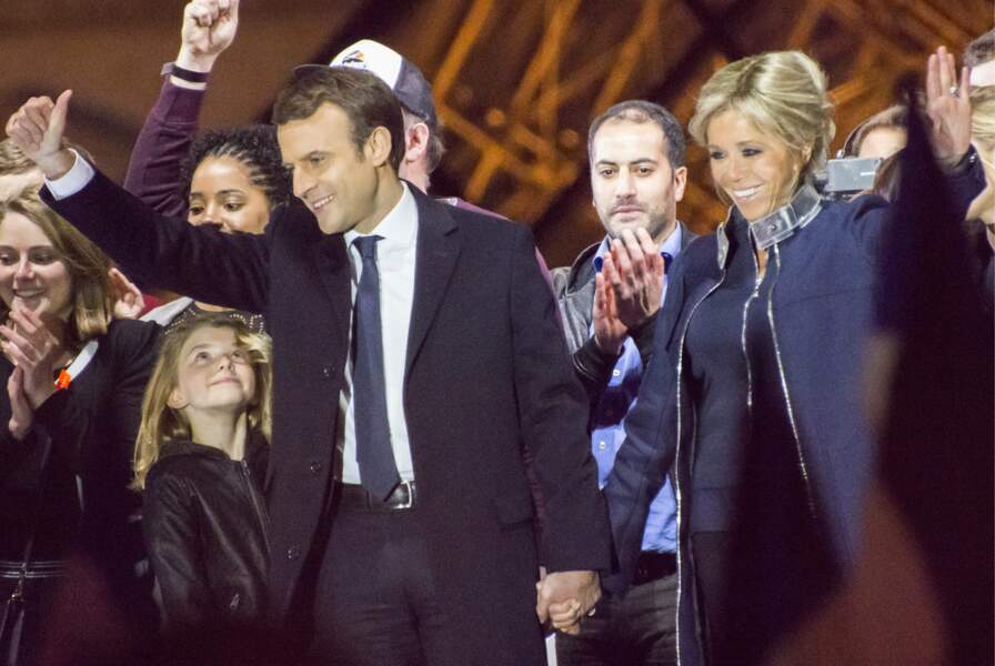 7 mai : Première fois que Brigitte Macron arbore un chignon lors de l'élection d'Emmanuel Macron