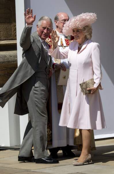 Le prince Charles et Camilla Parker Bowles saluent les photographes