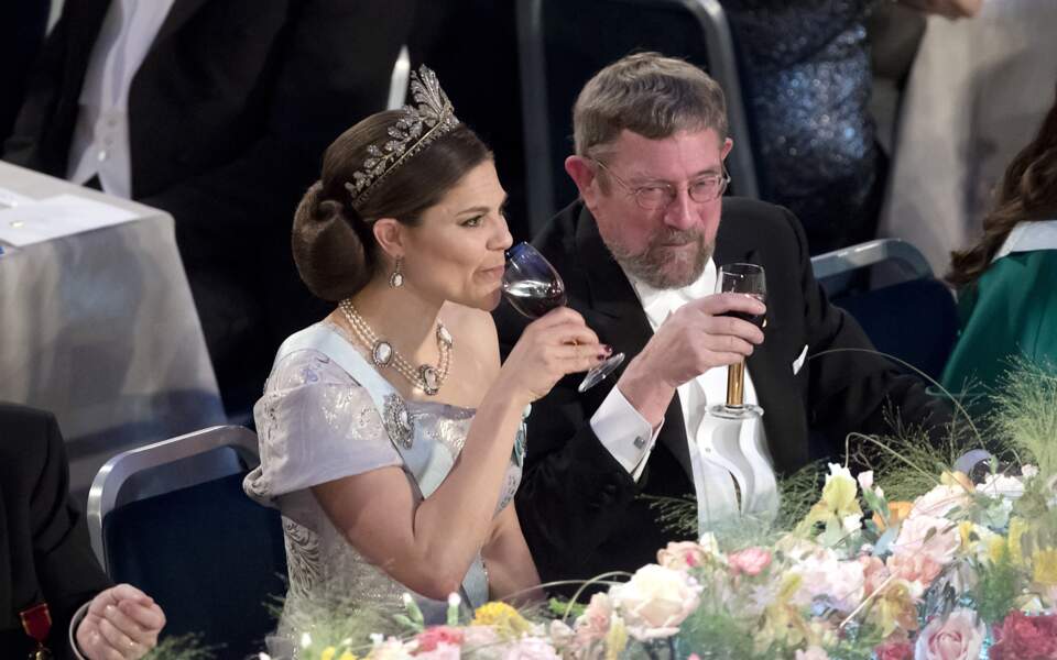 La princesse Victoria de Suède porte sa couronne au banquet du prix Nobel