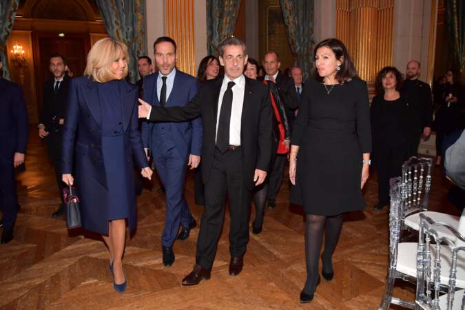 La première dame, l'ancien président et la Maire de Paris arrivent à un dîner caritatif organisé à l'Hôtel de Ville