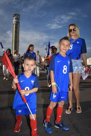 Ludivine Payet et ses fils Noa et Milan à Marseille lors du match Allemagne - France de l'Euro 2016
