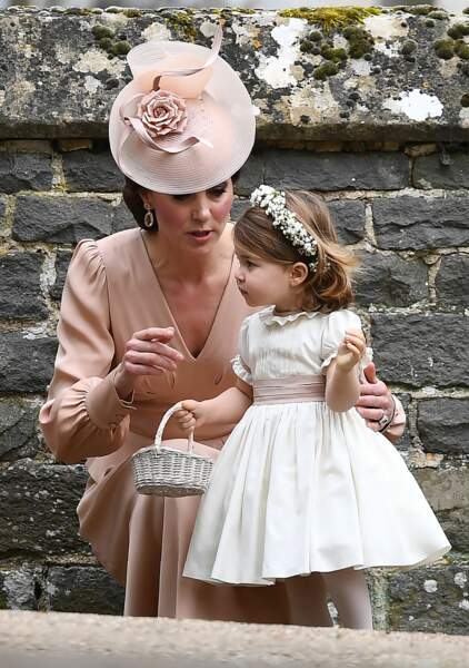 Kate Middleton et la Princesse Charlotte quittent l'église St Mark après la cérémonie