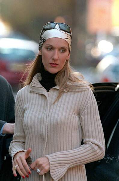 En foulard et longs cheveux raides, lors d'un séjour à Paris en 1999