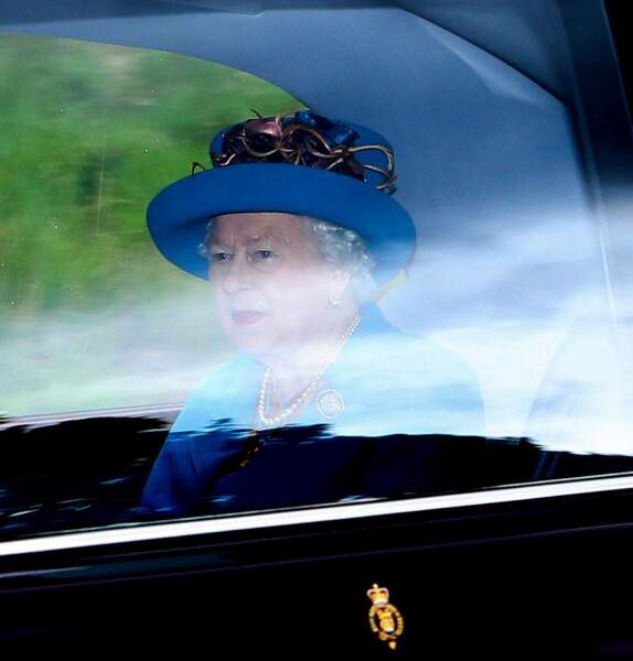 La reine Elizabeth tout en bleu est assise à l'arrière de la voiture aux côtés de Kate Middleoton