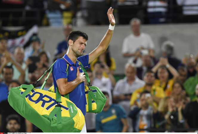 Grimace de déception pour Novak Djokovic évincé au premier tour