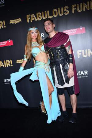 Paris Hilton (en princesse Jasmine) et son compagnon Chris Zylka à la soirée amfAR à New York, le 28 octobre