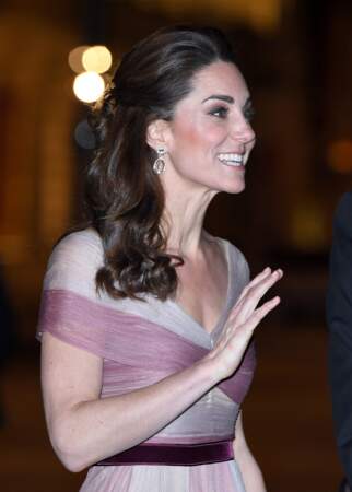 Kate Middleton radieuse en robe joliment décolletée Gucci