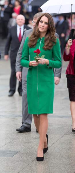 Kate Middleton en avril 2014 dans une étrange robe verte à zip