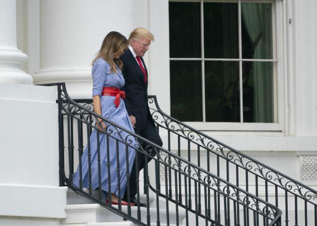 Donald et Melania Trump, main dans la main pour descendre les escaliers de la Maison Blanche le 4 juillet 2018