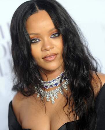 Un liner violet pour mettre en valeur les yeux verts de Rihanna