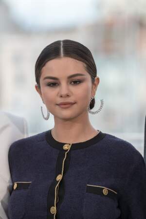 Selena Gomez ravissante avec un chignon qui laisse voir ses boucles d'oreilles