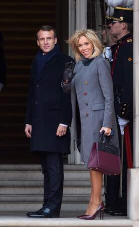 Emmanuel et Brigitte Macron, tout en beauté en robe grise et escarpins bordeaux