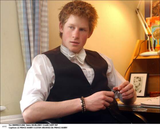 Harry dans sa chambre au collège d'Eton, en 2003, avec une photo de sa mère Lady Diana posée sur son bureau
