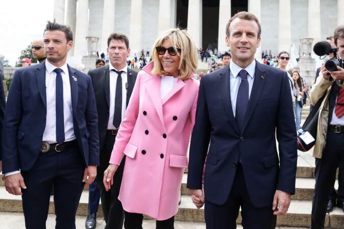 Brigitte Macron en manteau rose Louis Vuitton et jean skinny
