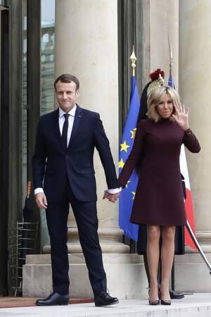 Le président Macron et sa femme raccompagnent l'ex-Premier ministre libanais, à Paris, le 18 novembre 2017.