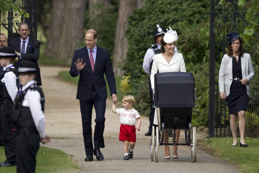 William, Kate et George, avec la princesse Charlotte lors de son baptême à Sandringham le 5 juillet 2015