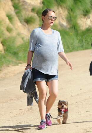 Natalie Portman, très enceinte, en promenade avec sa mère Shelley dans le parc de Los Feliz, le 15 février 2017.