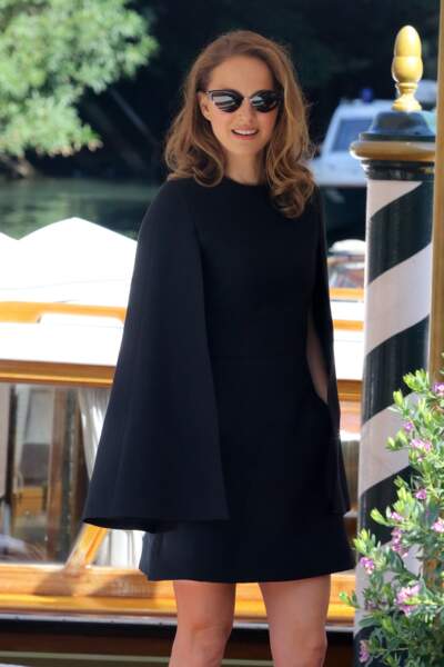 Natalie Portman lumineuse en robe-cape très courte à Venise