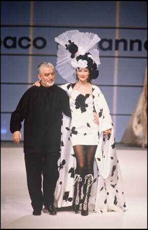Avec le couturier Paco Rabanne pour le défilé haute couture printemps été 1994 à Paris