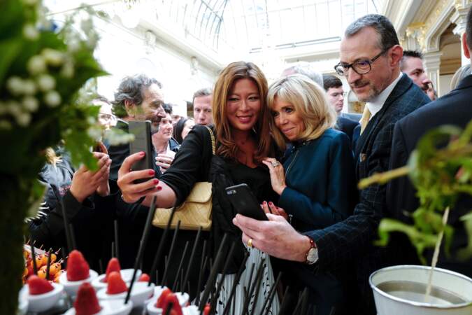 Brigitte Macron s'est prêtée avec plaisir au jeu des selfies avec les invités présents à l'Élysée