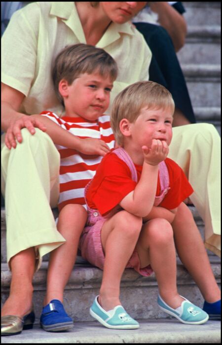 Les princes Harry et William d'Angleterre lors d'un séjour à Majorque avec la famille royale d'Espagne, en 1987